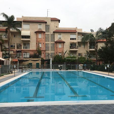 Pool & Garden Aparthotel Rechovot Exterior foto